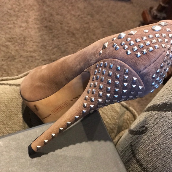 Vince Camuto | 8.5 beautiful studded pump. - Picture 6 of 8